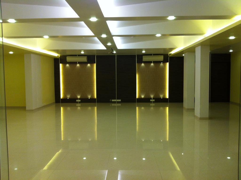 Hotel Pristine Residency Ahmedabad Exterior foto