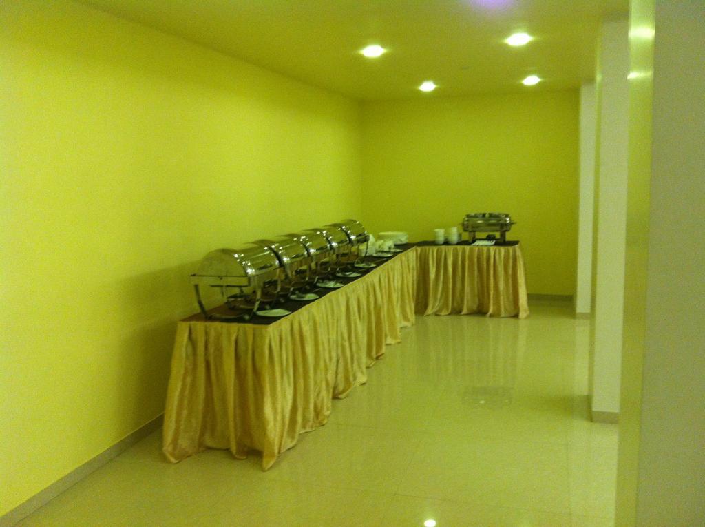 Hotel Pristine Residency Ahmedabad Exterior foto