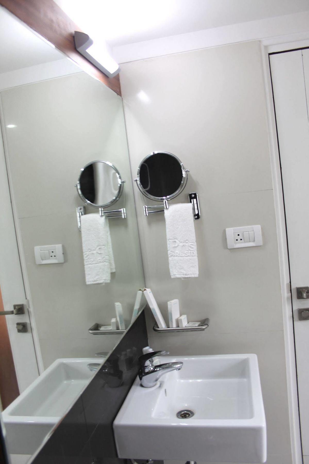 Hotel Pristine Residency Ahmedabad Exterior foto