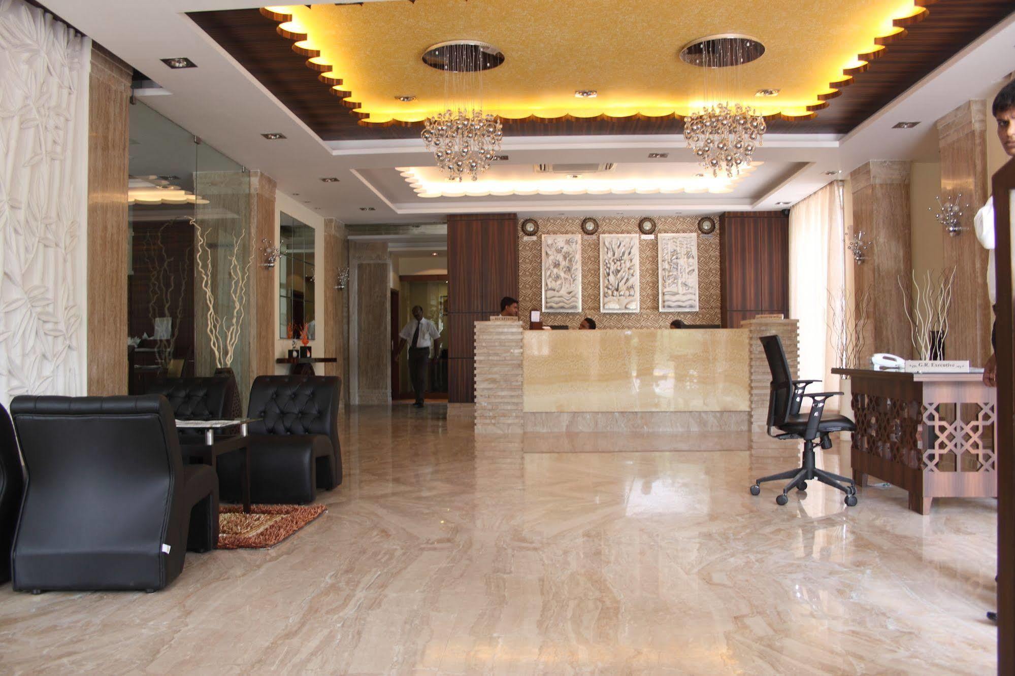 Hotel Pristine Residency Ahmedabad Exterior foto