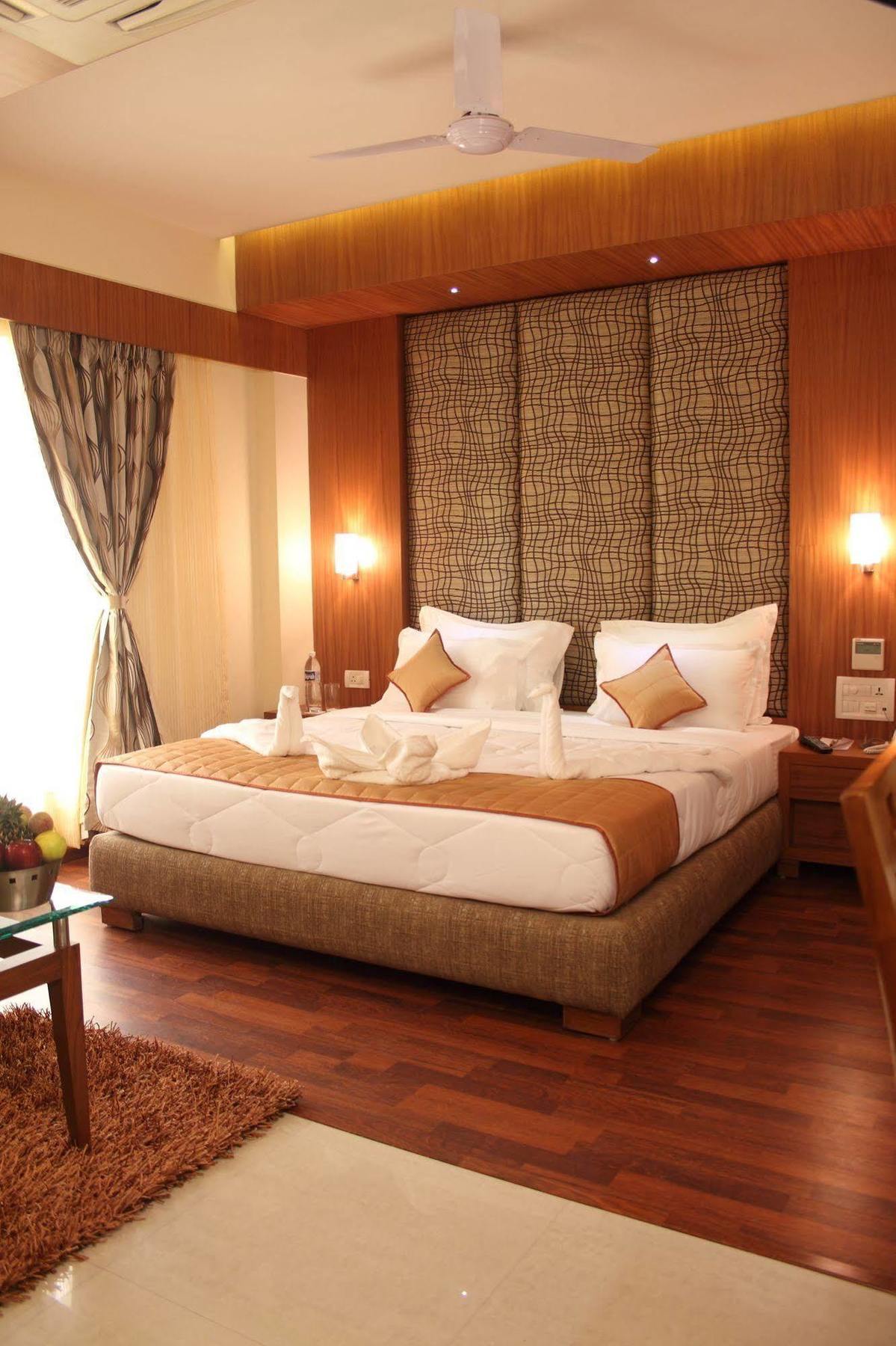 Hotel Pristine Residency Ahmedabad Exterior foto