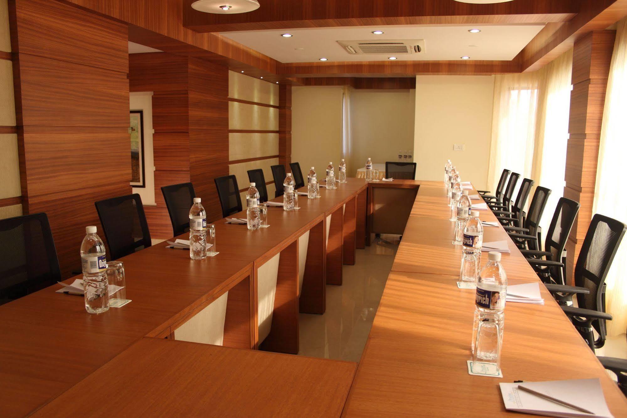 Hotel Pristine Residency Ahmedabad Exterior foto
